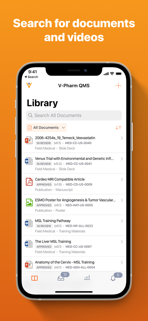 Interfaccia dell'app mobile Veeva Vault che mostra un elenco di documenti clinici ricercabili e badge di stato