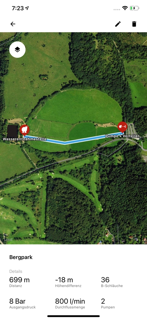 Feuerwehr Wasserförderung - App-Screenshot, der eine Wasserförderroute der Feuerwehr auf einer Satellitenkarte mit hydraulischen Berechnungen wie Druck und Durchflussrate zeigt