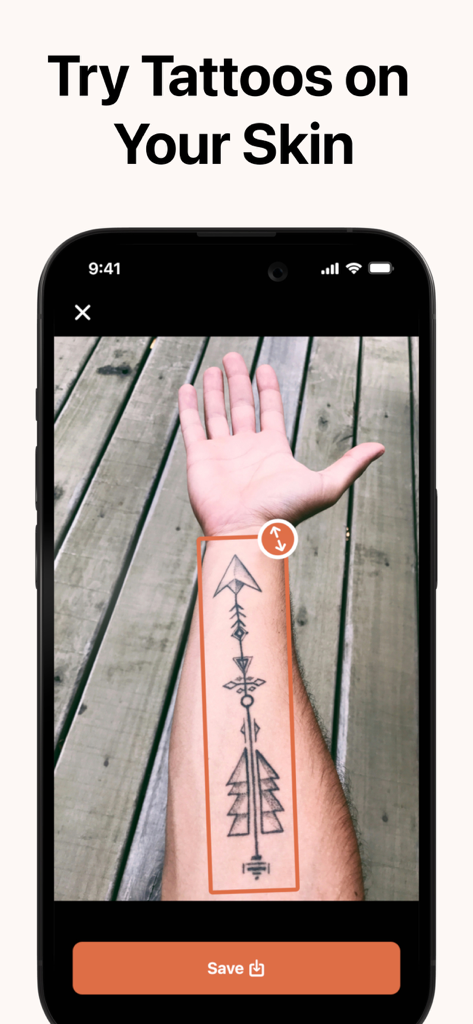 AIタトゥージェネレーターアプリを使用して、前腕に幾何学的な矢印のタトゥーの仮想プレビューを表示しているスマートフォン
