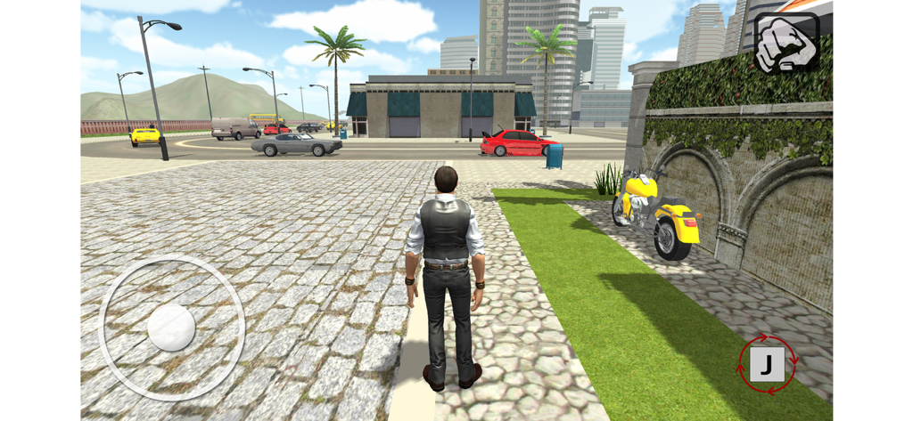 Vista en tercera persona de un personaje parado en la acera de una ciudad junto a una moto con coches circulando al fondo.