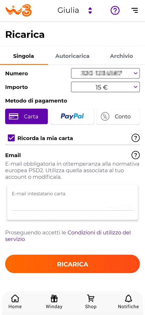 WINDTRE - WINDTREアプリのモバイルクレジットチャージ画面。クレジットカードやPayPalなどの支払いオプションが表示されています。