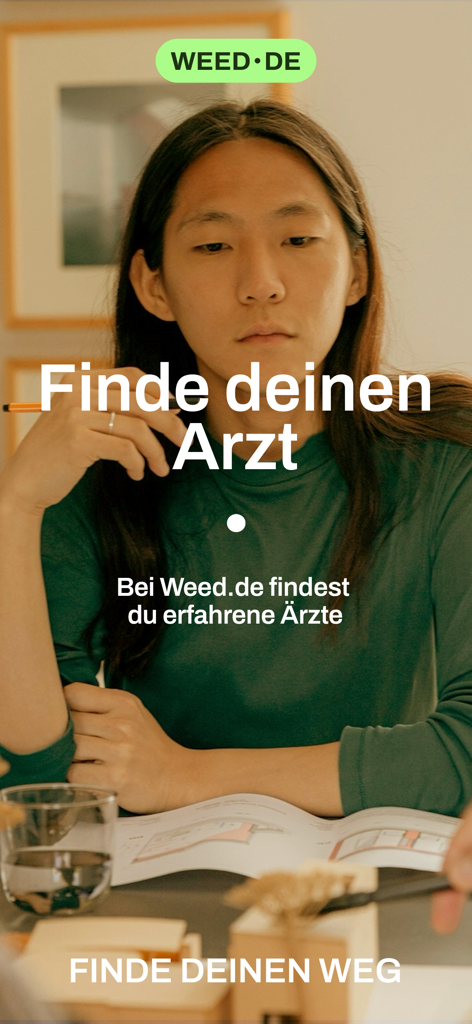 Weed.de: Cannabis Medizin, CBD - Eine professionell aussehende Person, die über die Benutzeroberfläche der Weed.de-Mobilanwendung nach Ärzten für medizinisches Cannabis recherchiert.