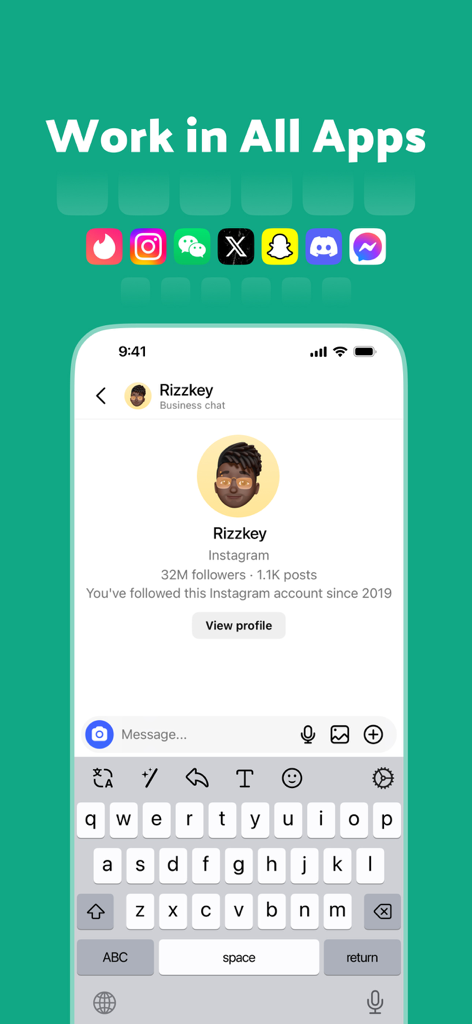 RizzKey -AI Emoji Keyboard - Una pantalla móvil mostrando la extensión del teclado IA RizzKey integrada en un chat de Instagram con una lista de apps de redes sociales compatibles como Tinder y Snapchat.