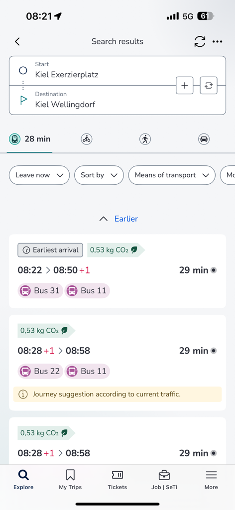 Die NAH SH Mobile-App mit Suchergebnissen für Buslinien in Kiel, Deutschland, einschließlich Abfahrtszeiten und CO2-Ersparnis