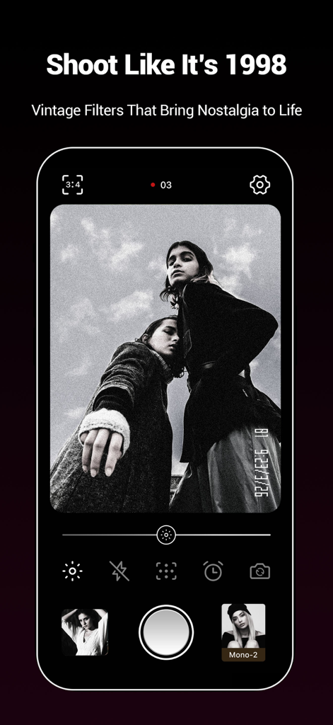 VizoCam-Filters&Vintage Camera - VizoCamアプリのインターフェース。レトロな日付スタンプが付いた粒子状の白黒ヴィンテージ写真を表示しています。