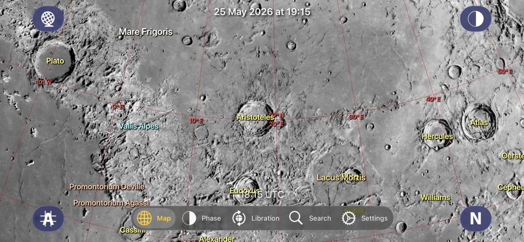 Mapa detallado de la superficie lunar con etiquetas para cráteres y características en la interfaz de la aplicación Atlas Lunar.