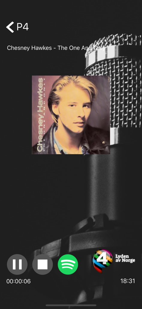 Norsk Radio Nettradio - Pantalla de reproducción de la aplicación Norsk Radio Nettradio que muestra información de la canción y el botón de Spotify