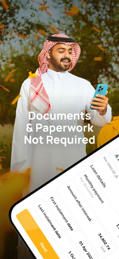 Un hombre saudí sonriendo mientras usa la aplicación Tamam, que ofrece financiación instantánea sin necesidad de papeleo.