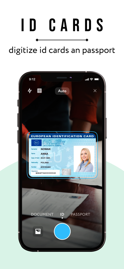 Pantalla del iPhone usando la aplicación eScan para digitalizar una tarjeta de identificación europea.