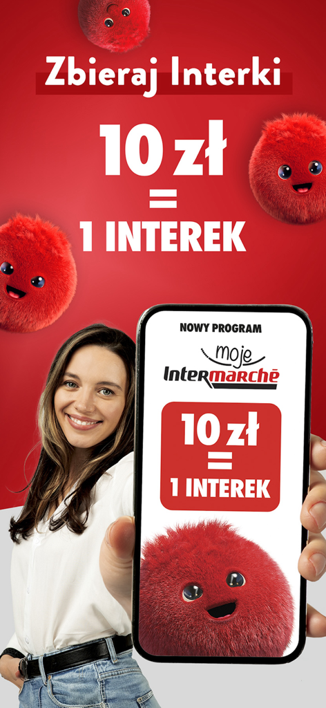 Una mujer sosteniendo un smartphone que muestra el programa de fidelización de la aplicación Intermarché Polska con el sistema de acumulación de puntos Interki.