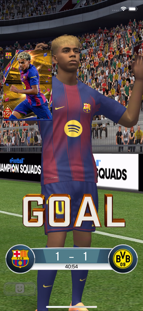 Jugador de fútbol 3D celebrando un gol en eFootball CHAMPION SQUADS con marcador del partido y tarjeta de jugador visibles