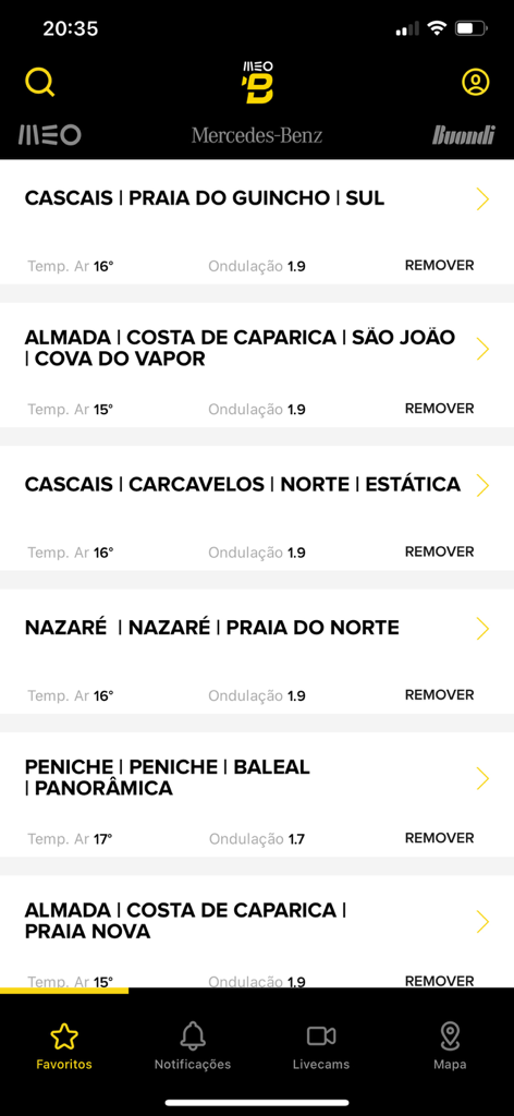 Tela do aplicativo Beachcam Live mostrando uma lista de praias favoritas com dados em tempo real de temperatura do ar e altura da onda