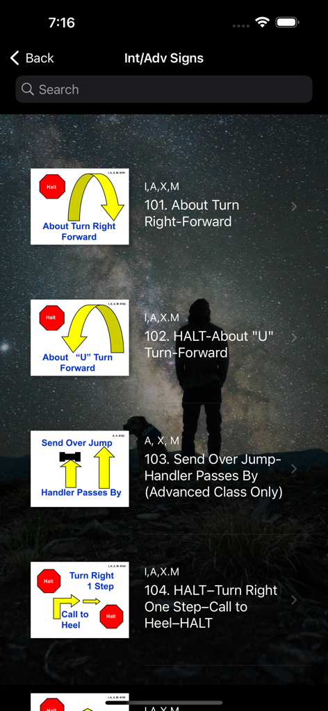 Una lista de señales de obediencia de AKC Rally Intermedio y Avanzado con diagramas y descripciones en la aplicación