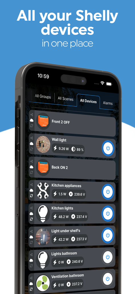 Bildschirm eines Smartphones, das die Shelly Smart Control App-Geräteliste mit Echtzeit-Energieverbrauchskennzahlen anzeigt