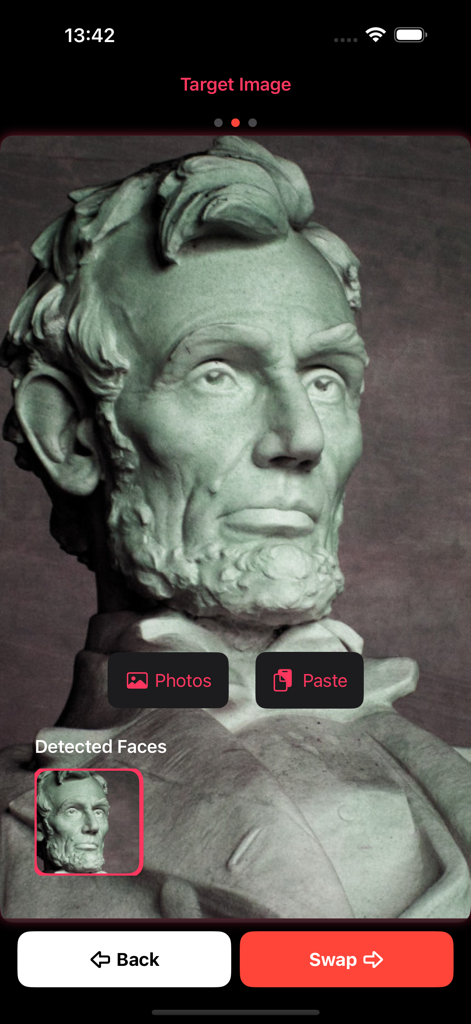 ReFaceX - ReFaceX App-Oberfläche, die ein Zielbild einer Statue mit einem erkannten Gesicht für den KI-Tausch zeigt