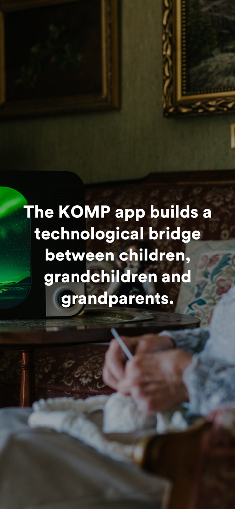 Eine Seniorin beim Stricken neben einem Komp-Gerät mit Text, der die App als technologische Brücke zwischen Kindern und Großeltern beschreibt