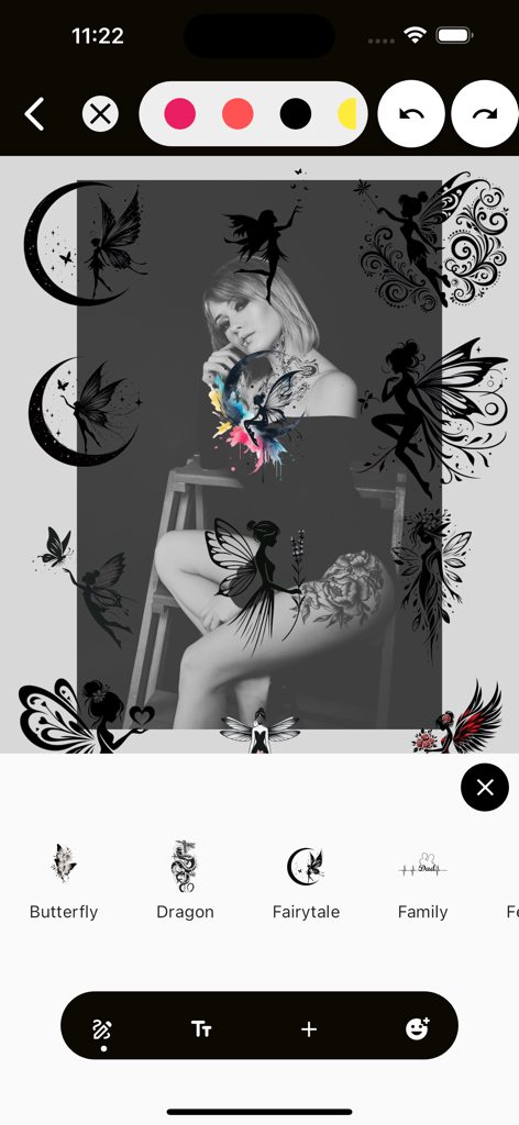 Tattoo Design Maker Studio - Pantalla de edición de fotos con stickers de tatuajes de cuento de hadas colocándose en una foto de retrato