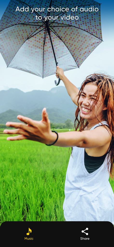 Una mujer sonriendo con un paraguas en un vídeo mostrando las opciones de música y compartir.
