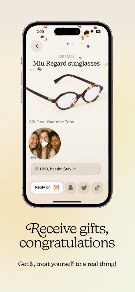 SpoilMe - Make a Wishlist - Interfaz de la aplicación SpoilMe que muestra una notificación de regalo recibido de gafas de sol Miu Miu con una función de respuesta en redes sociales.