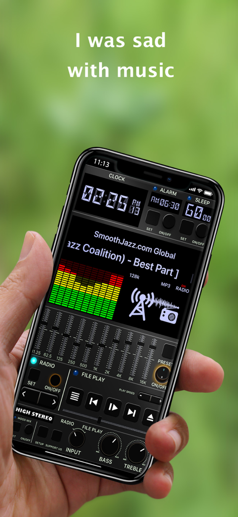 Una mano sosteniendo un iPhone que muestra la aplicación HighStereo con una interfaz estéreo hi-fi vintage y ecualizador digital