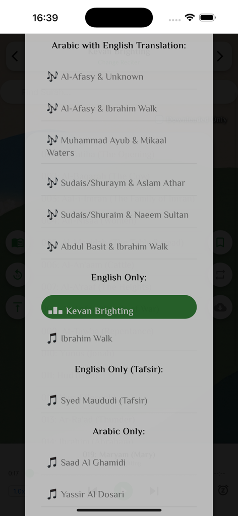 Ein Menü in der Quran Audio App, das Optionen für Arabisch mit englischer Übersetzung, nur englische Rezitationen und Tafsir von verschiedenen Gelehrten anzeigt.