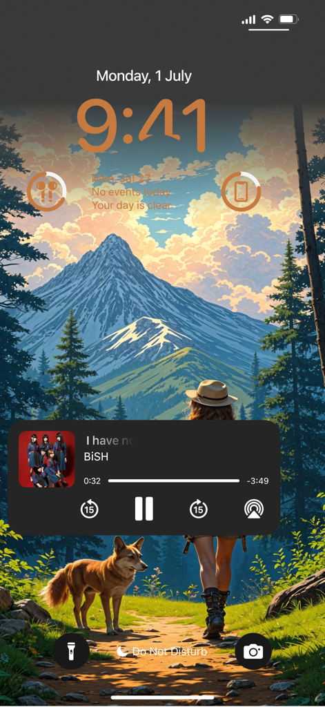 Wallpaper Maker: AI Background - Una pantalla de bloqueo de iPhone que muestra un fondo de pantalla estético generado por IA de un paisaje montañoso con un excursionista y un zorro.
