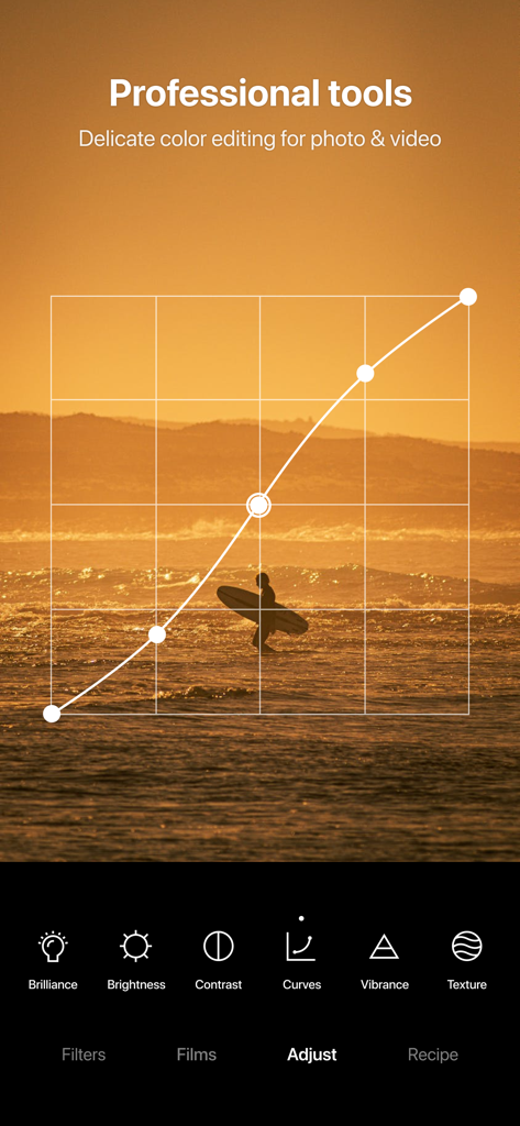 Interfaccia dell'app Foodie che mostra strumenti professionali di editing del colore e una griglia di regolazione delle curve su una foto di surf al tramonto