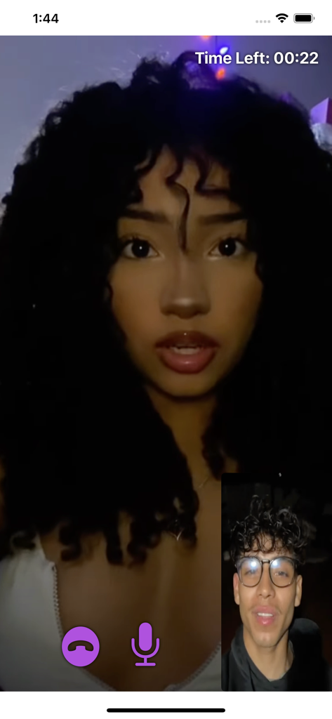 Cuff: Video Chat, Make Friends - Chat de video en vivo de dos minutos entre dos jóvenes adultos en la aplicación Cuff.