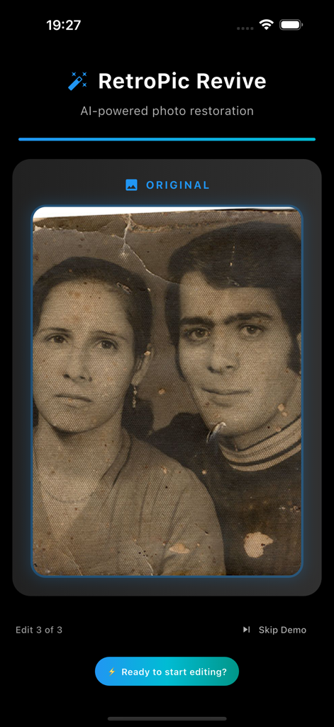 RetroRevive Restore old photos - Interface de l'application RetroRevive montrant une vieille photo de famille endommagée avant la restauration par IA.