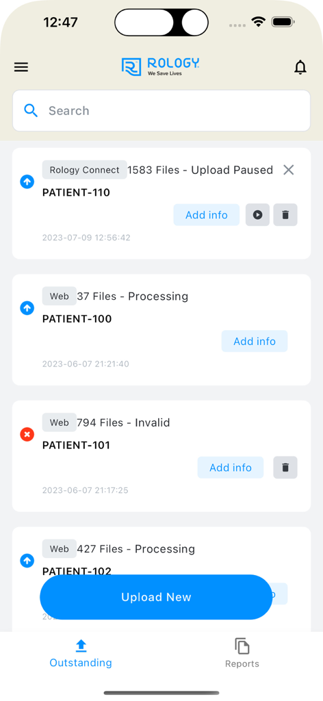 Rology - Panel de la aplicación Rology que muestra los estados de carga de escaneos médicos de pacientes y un botón para cargar uno nuevo