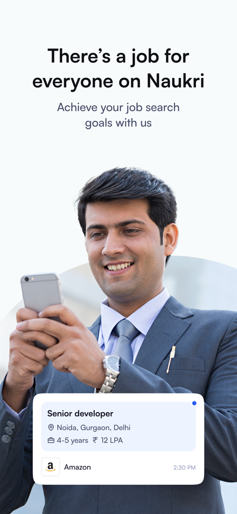 Naukri: Job Search and News - Un hombre profesional sosteniendo un teléfono inteligente que muestra una lista de empleos de desarrollador senior en la aplicación Naukri
