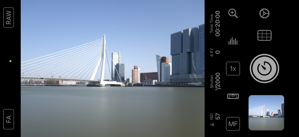 Foto a lunga esposizione di un ponte su acqua liscia nell'interfaccia dell'app Even Longer