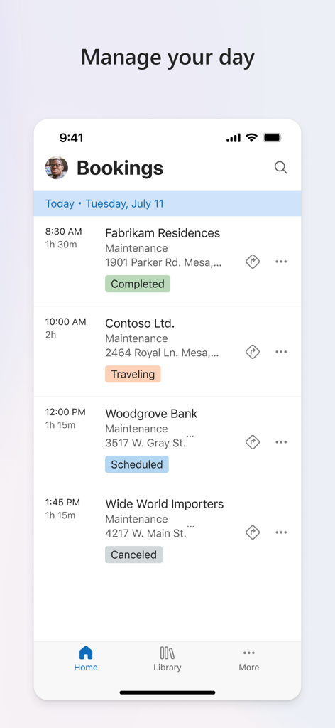 Dynamics 365 Field Service - App-Bildschirm auf dem Handy zeigt einen täglichen Zeitplan von Wartungsbuchungen in Dynamics 365 Field Service