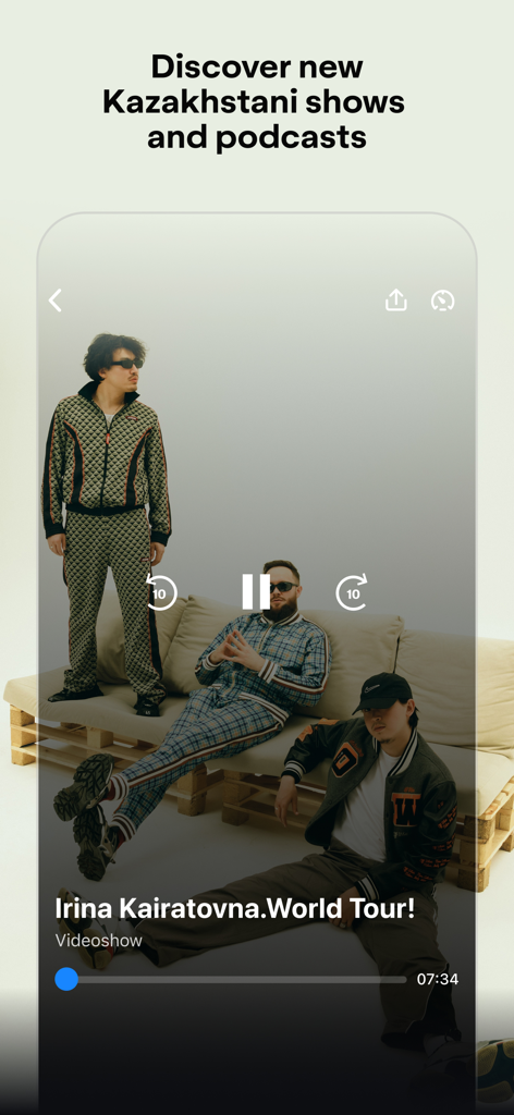 Captura de pantalla de la aplicación IZI que muestra un reproductor de video para un programa kazajo llamado Irina Kairatovna World Tour.