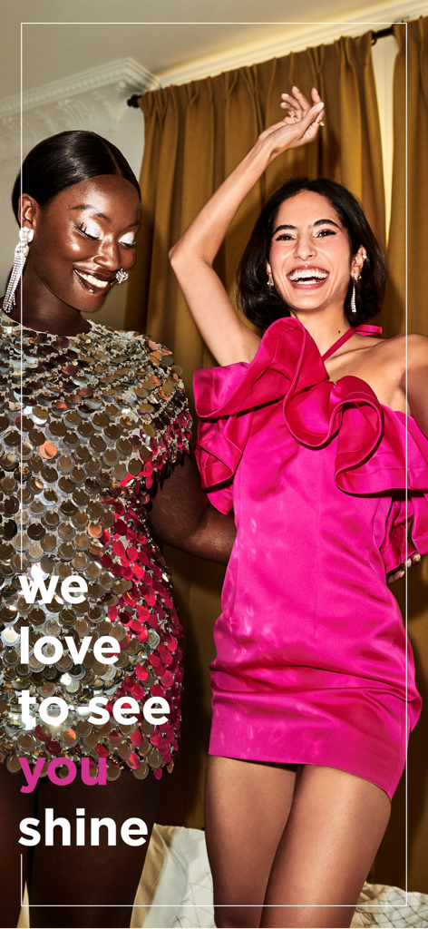 Deux femmes souriantes dans des robes festives argentées et roses avec le texte : nous aimons vous voir briller