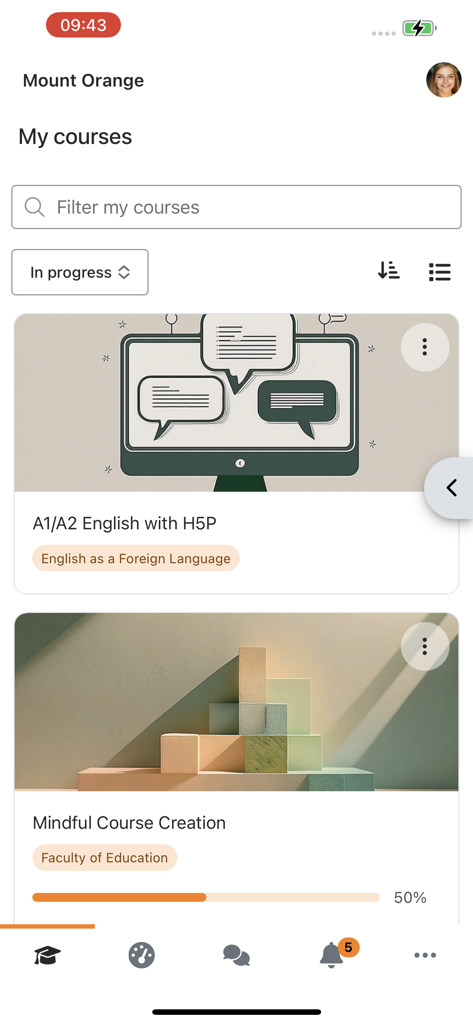 Écran de l'application mobile Moodle affichant le tableau de bord Mes cours avec des cartes pour les cours d'anglais et de création de contenu attentif.