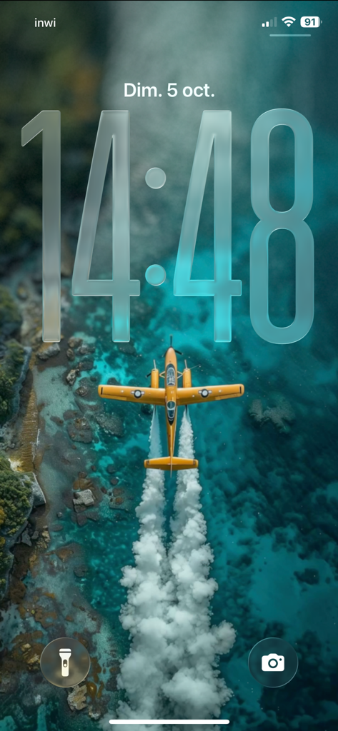 wallpaper 26 4k - Un avion jaune volant au-dessus d'un océan turquoise sur un écran de verrouillage d'iPhone