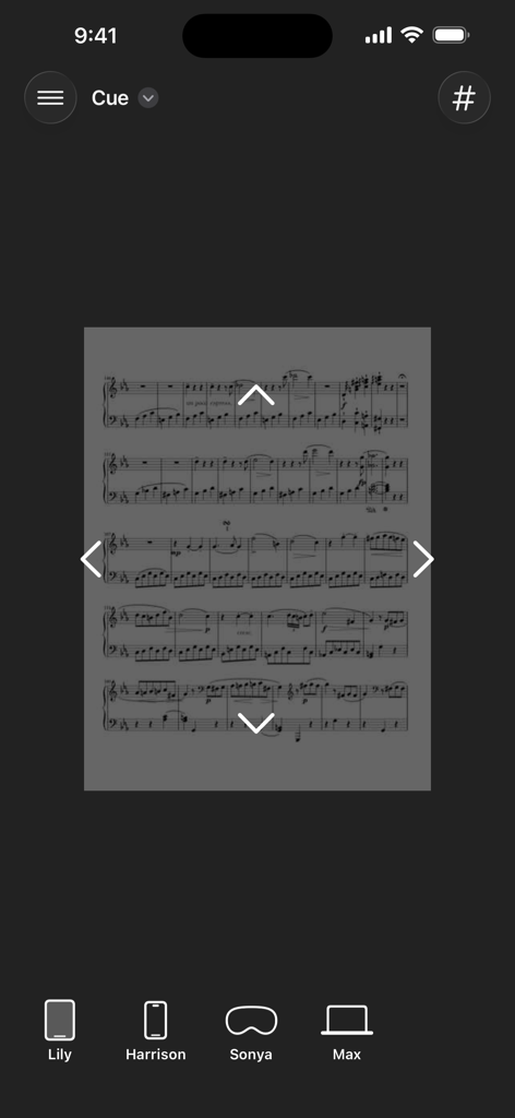 Interfaz de control remoto de forScore Cue que muestra una partitura musical con flechas de navegación y una lista de dispositivos conectados