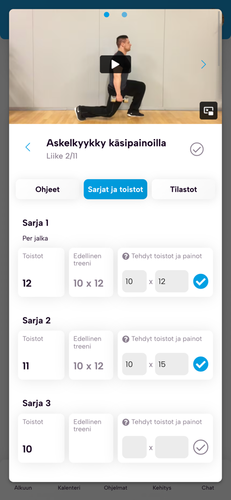 Movet Studio - Interface do aplicativo Movet Studio mostrando um tutorial em vídeo e detalhes de acompanhamento para séries e repetições de afundos com halteres.