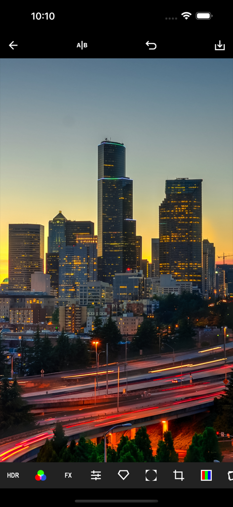 HDR Max写真エディターインターフェース、夕暮れ時の鮮やかな都市景観編集を表示