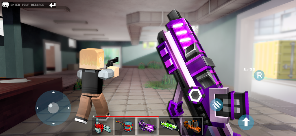 Vista in prima persona di un gioco sparatutto pixelato che mostra un'arma energetica viola e un ambiente a blocchi