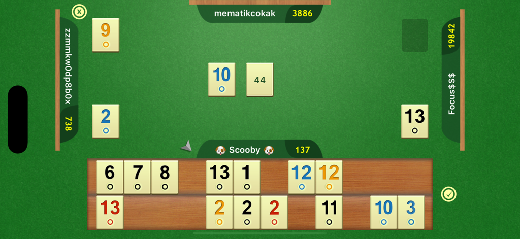 Okey Online - Vista aérea de una partida digital de Okey con fichas de jugadores y puntuaciones en una mesa verde