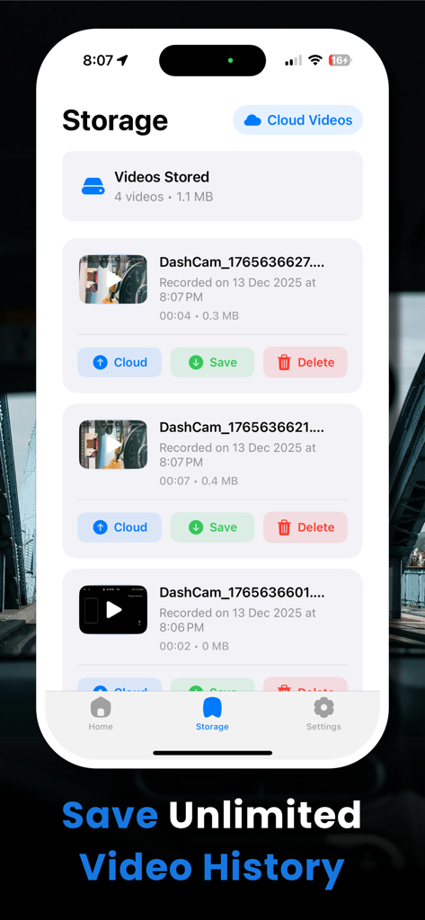 DashCamアプリの画面。録画された車のビデオのリストが表示され、クラウドへの保存または削除のオプションがある。