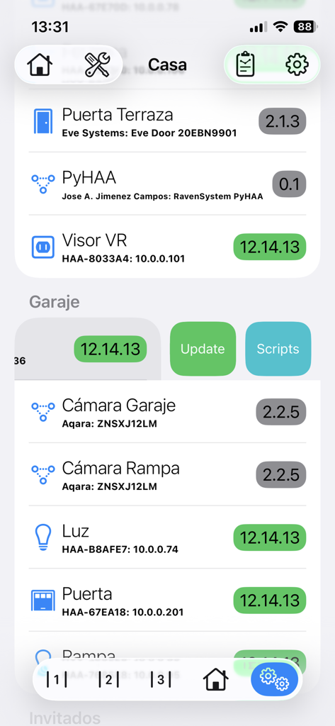 HAA Home for HomeKit & Matter - HAA Home App-Oberfläche, die eine Liste von HomeKit- und Matter-Geräten mit Firmware-Versionen und Update-Steuerelementen anzeigt