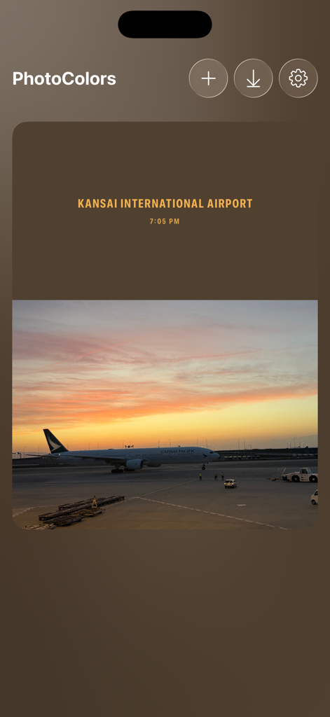 PhotoColors - Aplicación PhotoColors mostrando una tarjeta de color estética de Live Photo con fotografía de aeropuerto al atardecer y metadatos