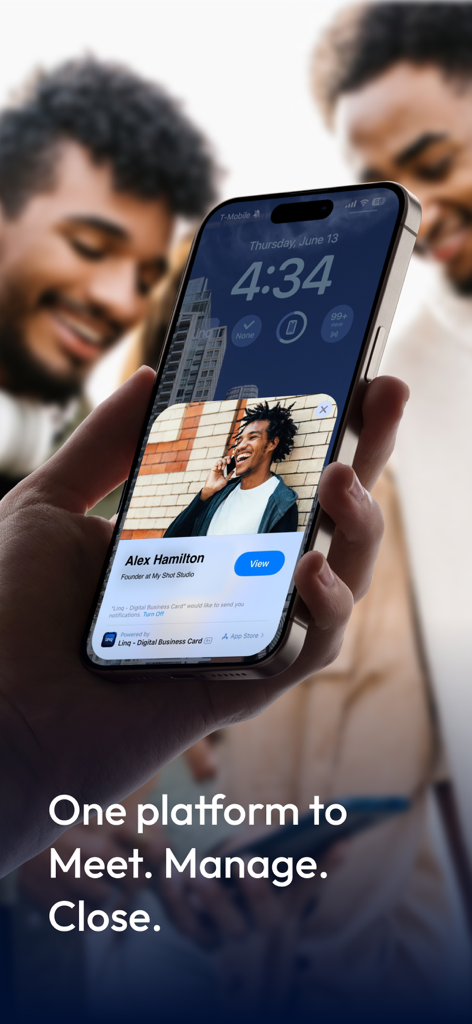 Linq—Meet, Manage, Close - Smartphone mostrando una tarjeta de presentación digital en la plataforma Linq durante un evento de networking profesional
