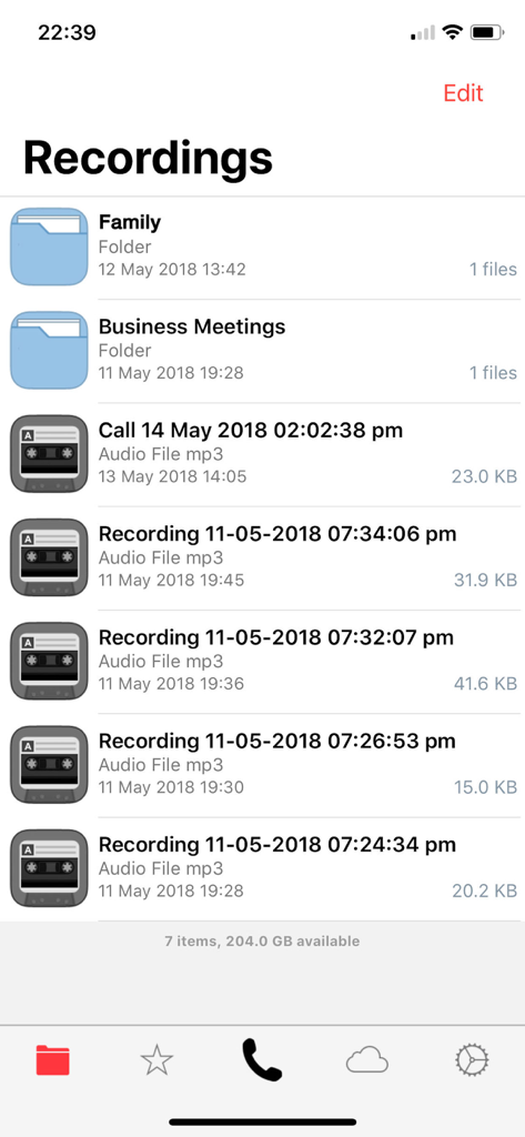 Interfaz que muestra una lista de llamadas grabadas y carpetas en la aplicación Grabador de Llamadas