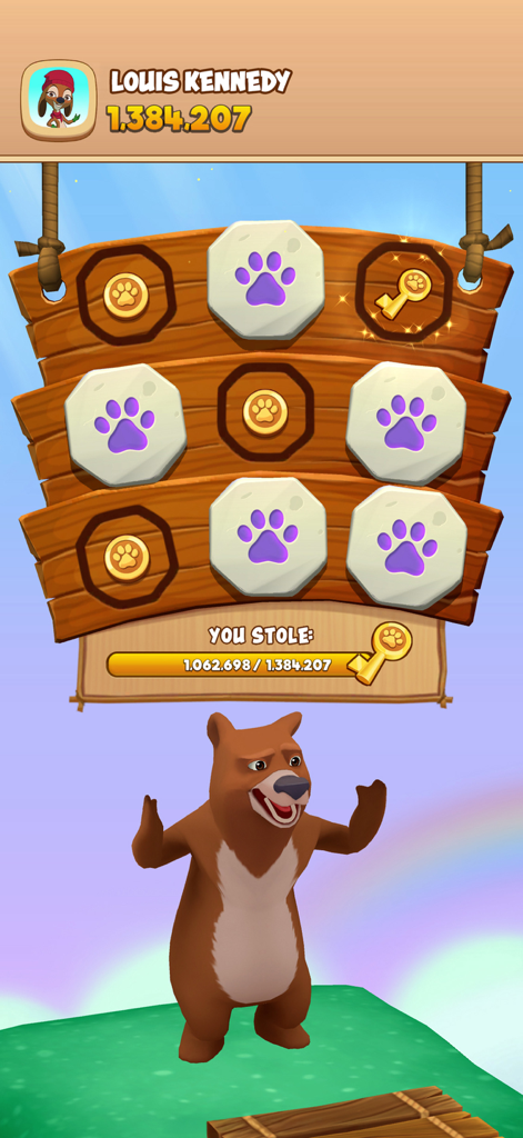 Un personaje oso celebra después de robar monedas a otro jugador en el juego de aventura Animales y Monedas