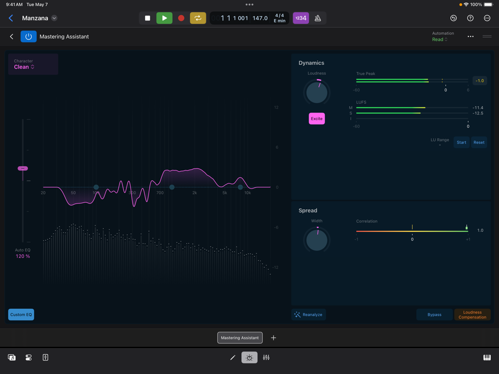 Professionelle Mastering-Assistenten-Oberfläche in Logic Pro für iPad mit Audio-Visualisierung und Dynamik-Steuerelementen