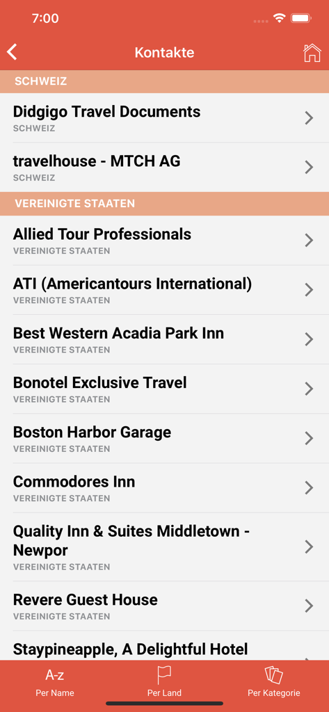 Ein Bildschirm der Travelhouse-App, der eine Liste von Reisekontakten und Hotels nach Ländern geordnet zeigt.